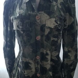 Hurley camo print shirt.
